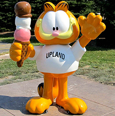 Movie animal model cartoon Garfield holding ice cream staue